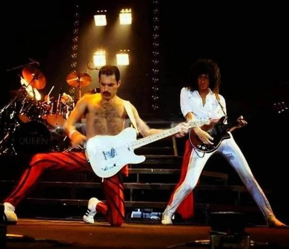 Концерт группы квин. Фредди Меркьюри группа. Freddie Mercury 1984. Queen группа 1984. Фредди Меркьюри на концерте 1984.