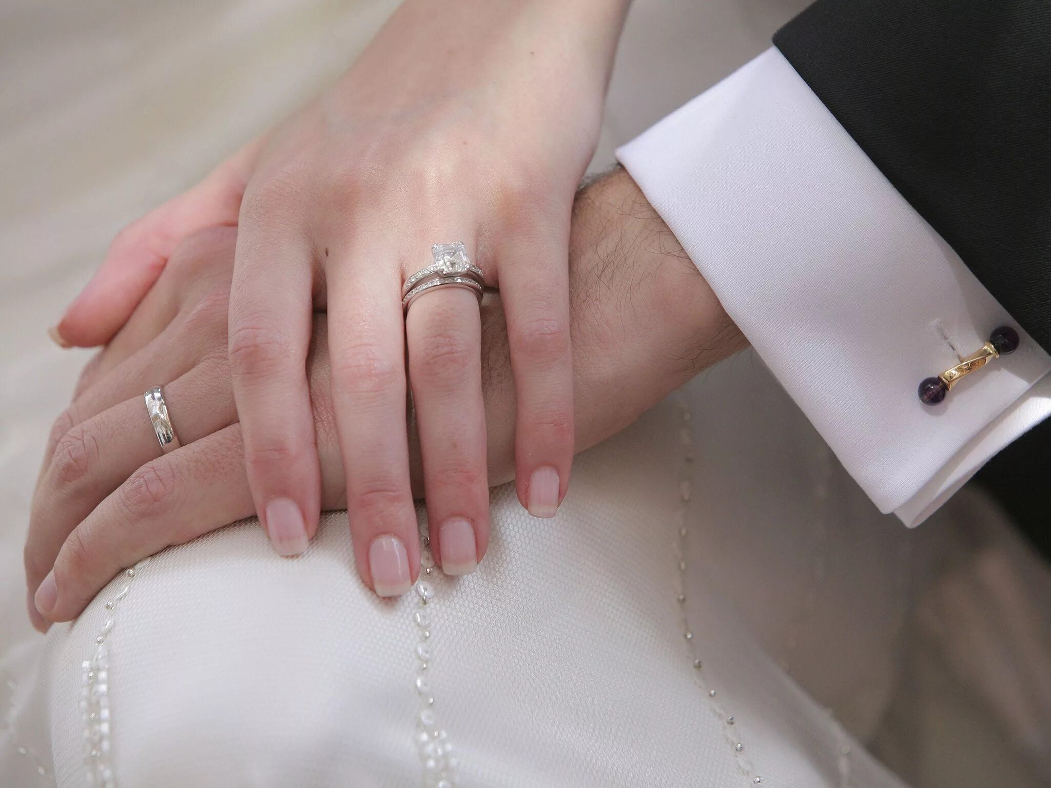 Обручальное кольцо на какой руке носят мусульмане. Обручальные кольца на руках. Обручальное кольцо на пальце. Обручальные и помолвочные кольца. Обручальное и венчальное кольцо на одном пальце.