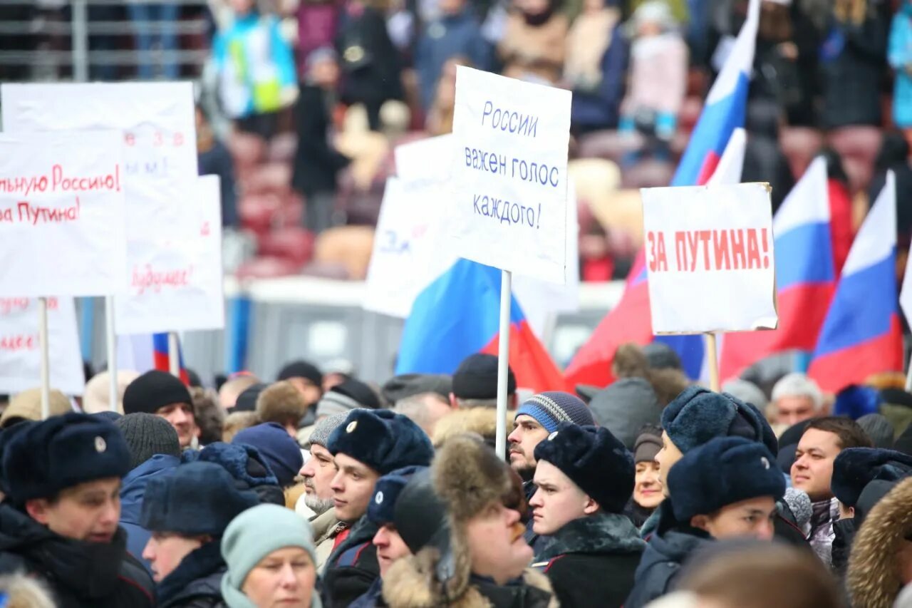 Акция сильная россия. Плакаты в поддержку Путина. Митинг в поддержку Путина. Протесты в поддержку Путина. Народ в поддержку Путина.