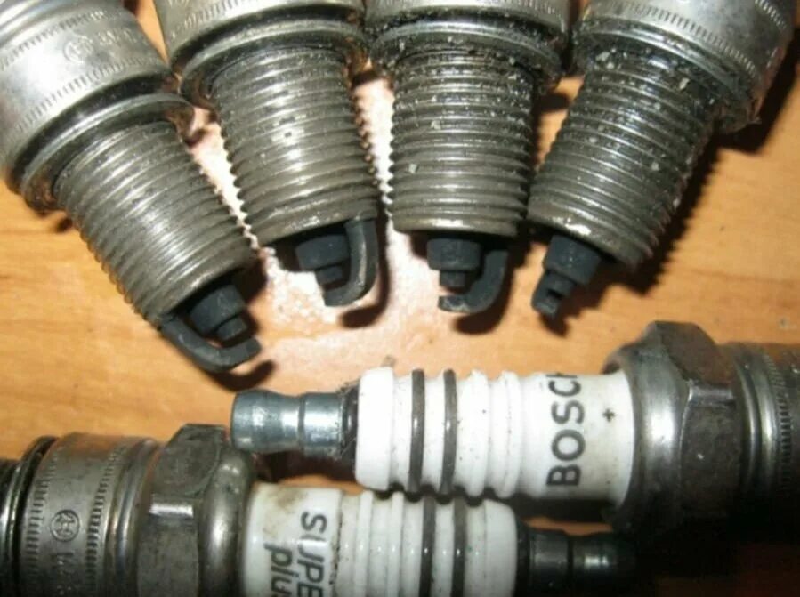 Срок хранения свечей. Оплавленная свеча. Просроченная свечка. Свеча с наплывом воска. Воск для свечей.