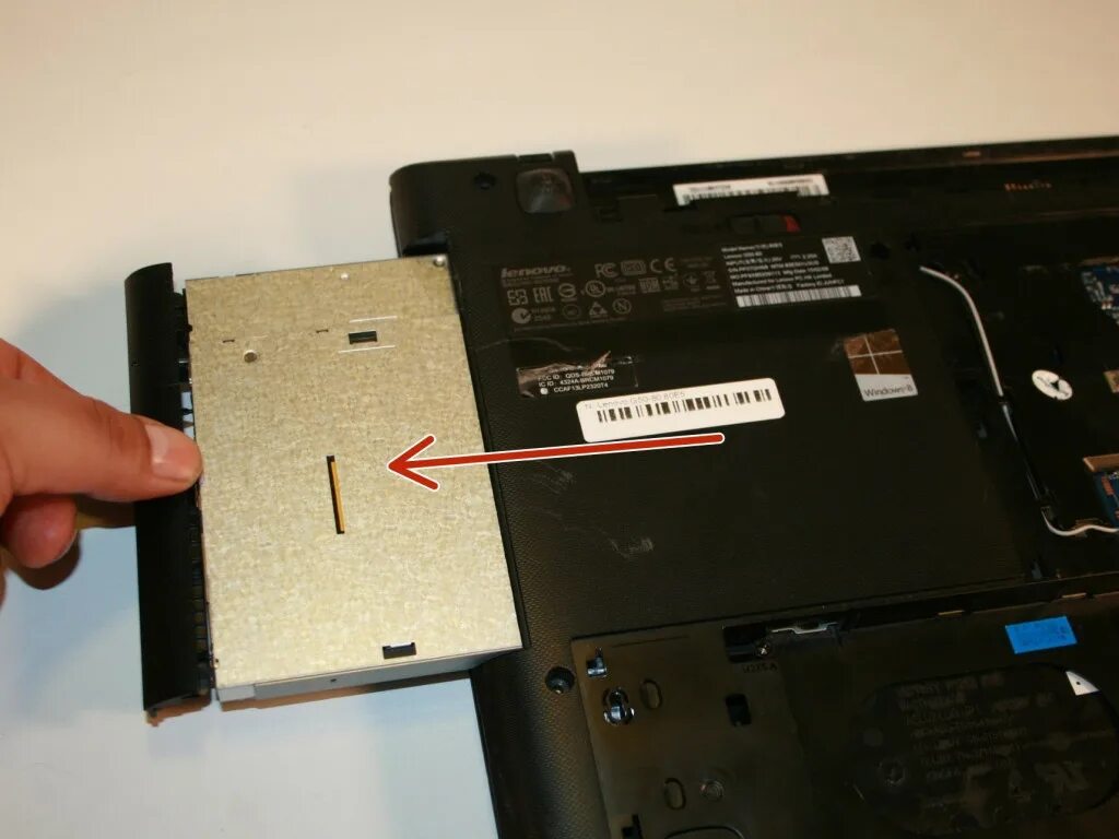 Как вытащить диск из ноутбука. Lenovo g50-30 разъем дисковод. ноутбук леново g50-45 дисковод. ноутбук леново с дисководом. lenovo g50-45 салазки вместо dvd.
