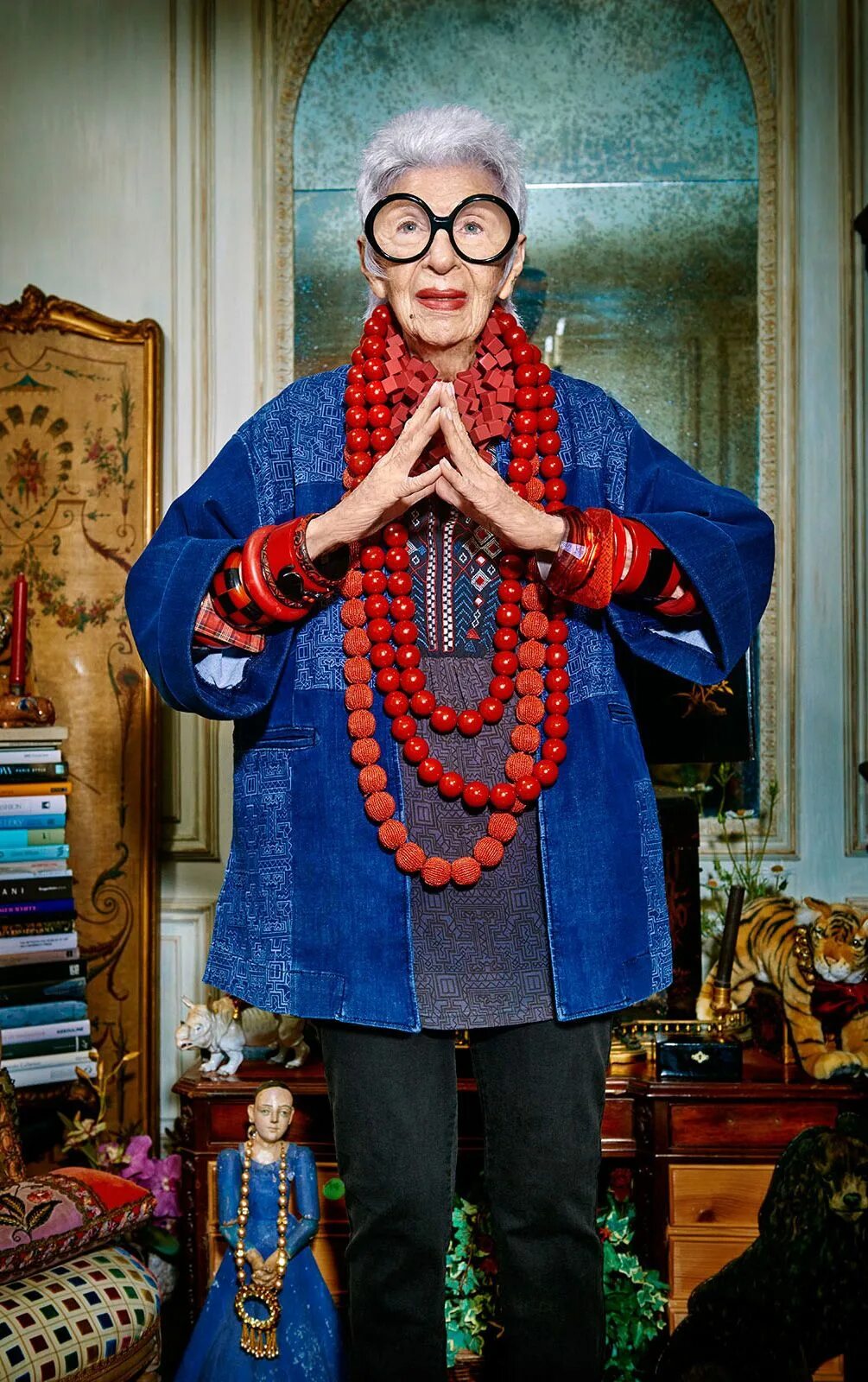 Iris apfel. Айрис Апфель. Айрис Апфель стиль. Икона стиля Айрис Апфель. Айрис Апфель американский дизайнер.