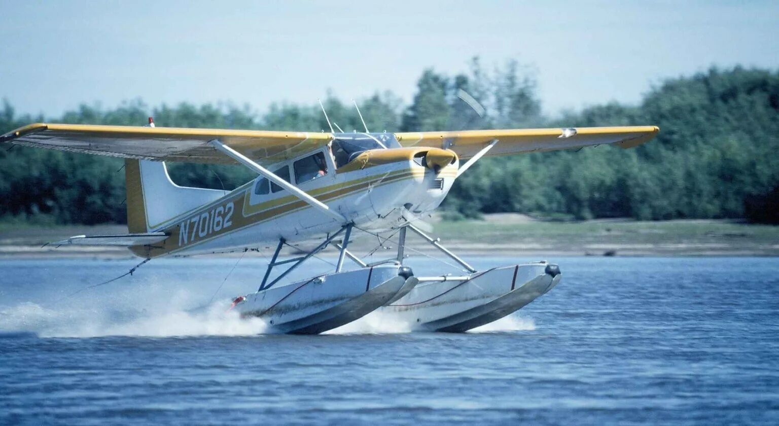 Может ли самолет совершить посадку на воду. Cessna 172 гидроплан. Cessna 172 амфибия. Цесна самолет гидроплан. Самолет амфибия приводнение.