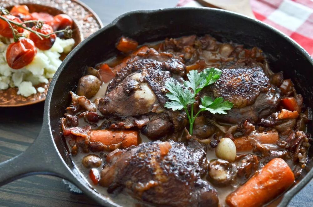 Рецепт курица вино. Coq au VIN. Блюдо coq au VIN. Петух в вине. Цыпленок тушеный в вине.