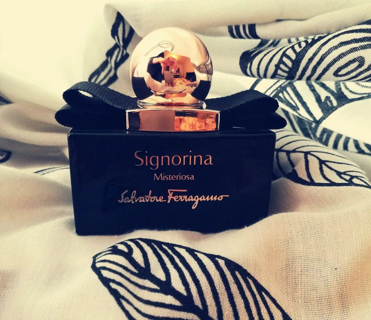 Salvatore Ferragamo Signorina misteriosa Eau de Parfum Limited Edition. Salvatore Ferragamo Signorina желтые. Духи Signorina misteriosa. Духи Фернандо Феррагамо Сигнорина.