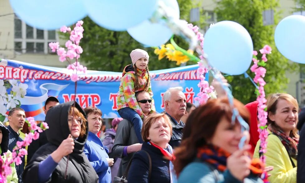 1 мая житель. Первомайская демонстрация. Первомай демонстрация. Первомайское шествие. Первомайская демонстрация 2022 Воронеж.