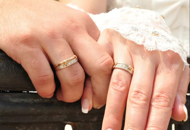 Обручальные кольца на руках. Обручальное кольцо на пальце. Кольцо на руке. Свадебные кольца на пальцах.