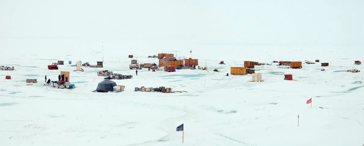 Дрейфующая станция северный полюс 41. Арктика северный полюс. Плот в океане. Дрейфующие полярные станции в арктике. Дрейфующие каверы.