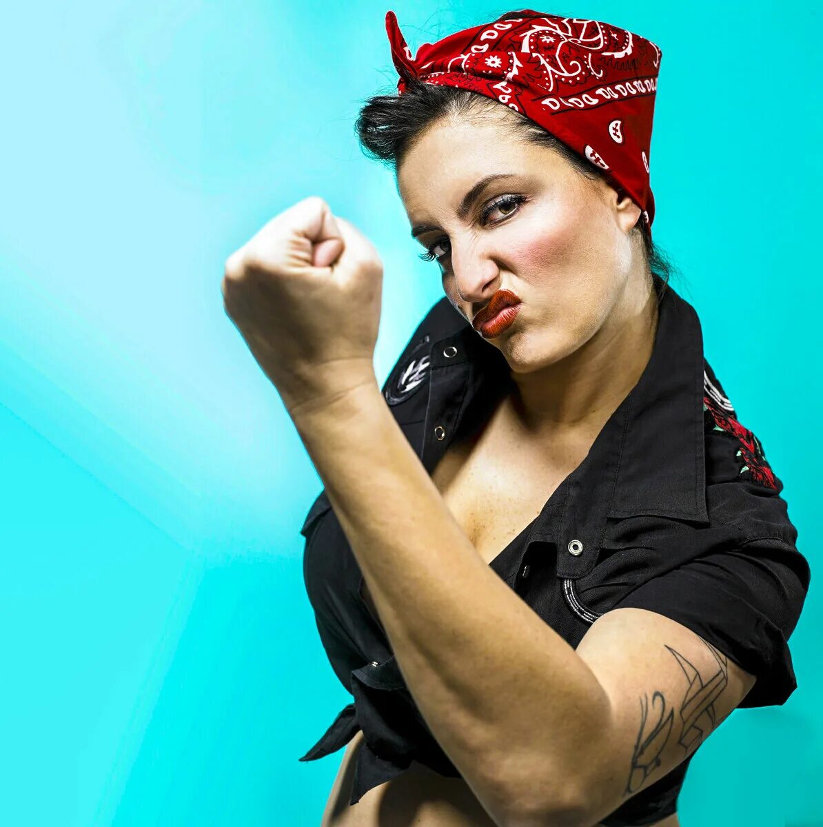 Роскошная женщина естественная. Идеальная кожа как шелк. Женская ли. Подруги спорят. Ссора подруг.