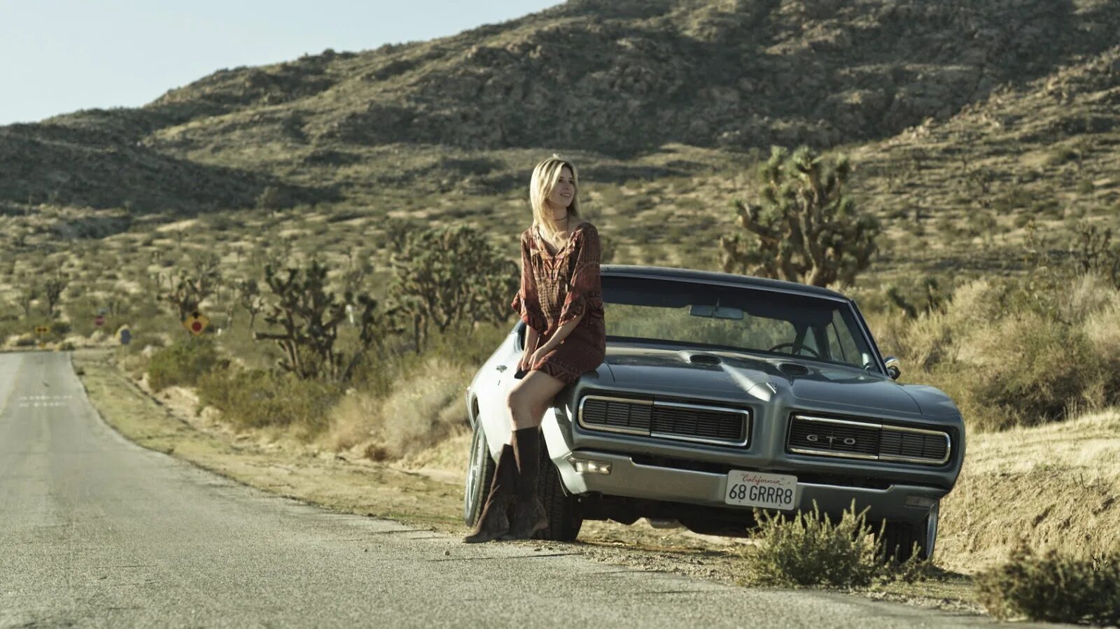 девушки и автомобили на пляже. страх и ненависть в лас-вегасе машина. девушка в кабриолете. клип девушка едет по пустыне. машина из страх и ненависть в лас вегасе.