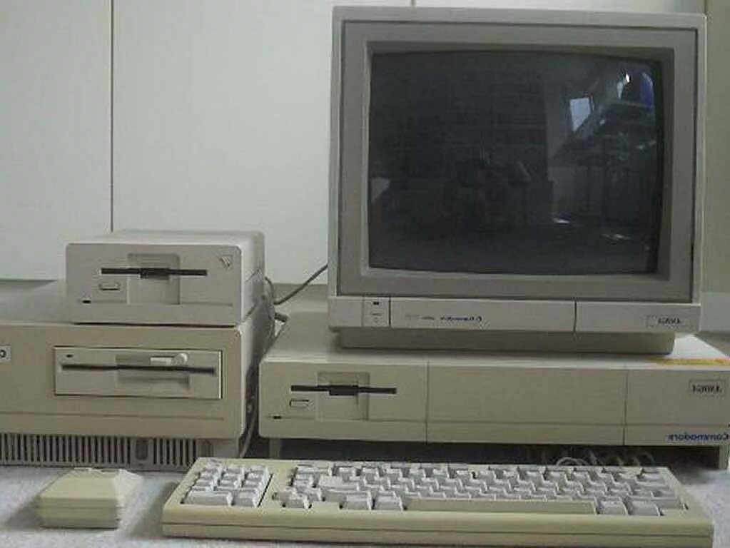 Компьютеры 90 х годов. IBM компьютеры 90-х. IBM Computer 1980. Комп амига 90х. Компьютер из девяностых.