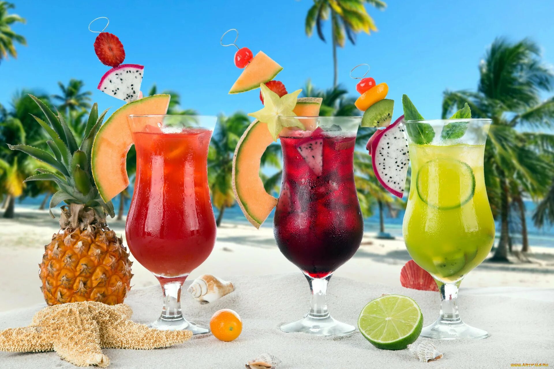 Новый напиток лета. Тропический коктейль. Коктейль на пляже. Море пляж коктейль. Пляжный коктейль.