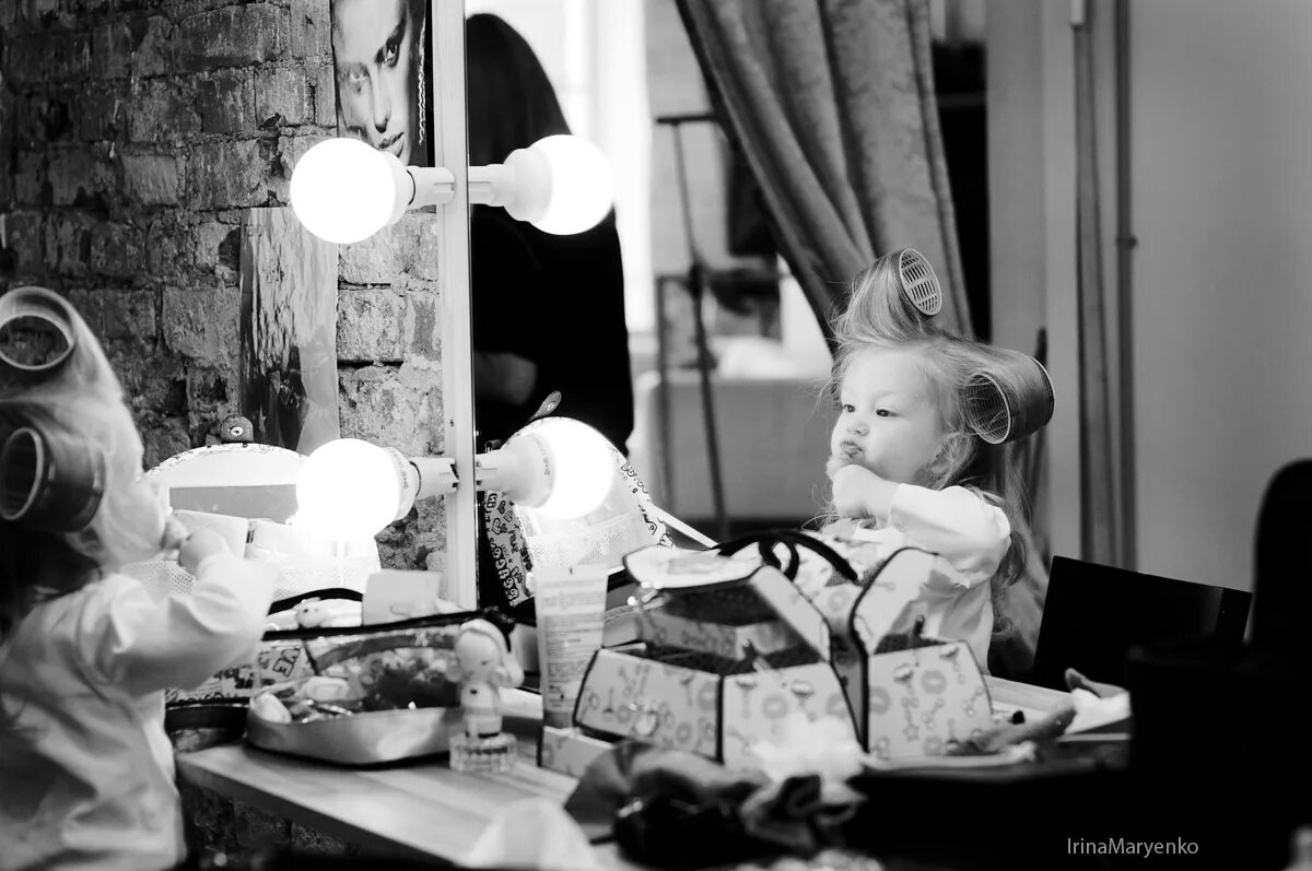 фотосессия среди одуванчиков. красоты много не бывает. сюрприз надпись. детская фотосессия в черно белом стиле. подружки.