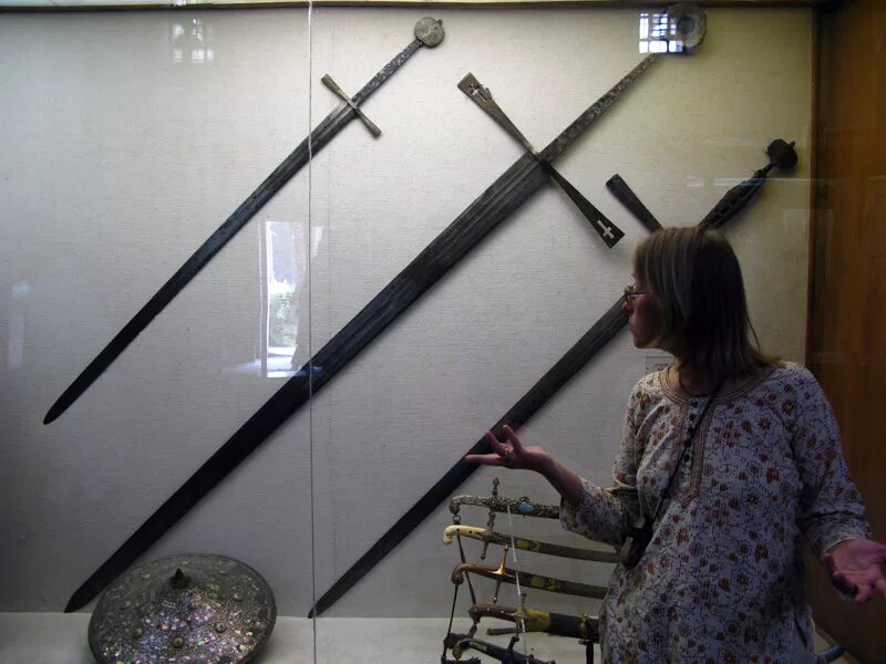 Двуручный меч цвайхандер самый большой. Пьер Герлофс Дониа меч. Огромный двуручный меч музей Топкапы.