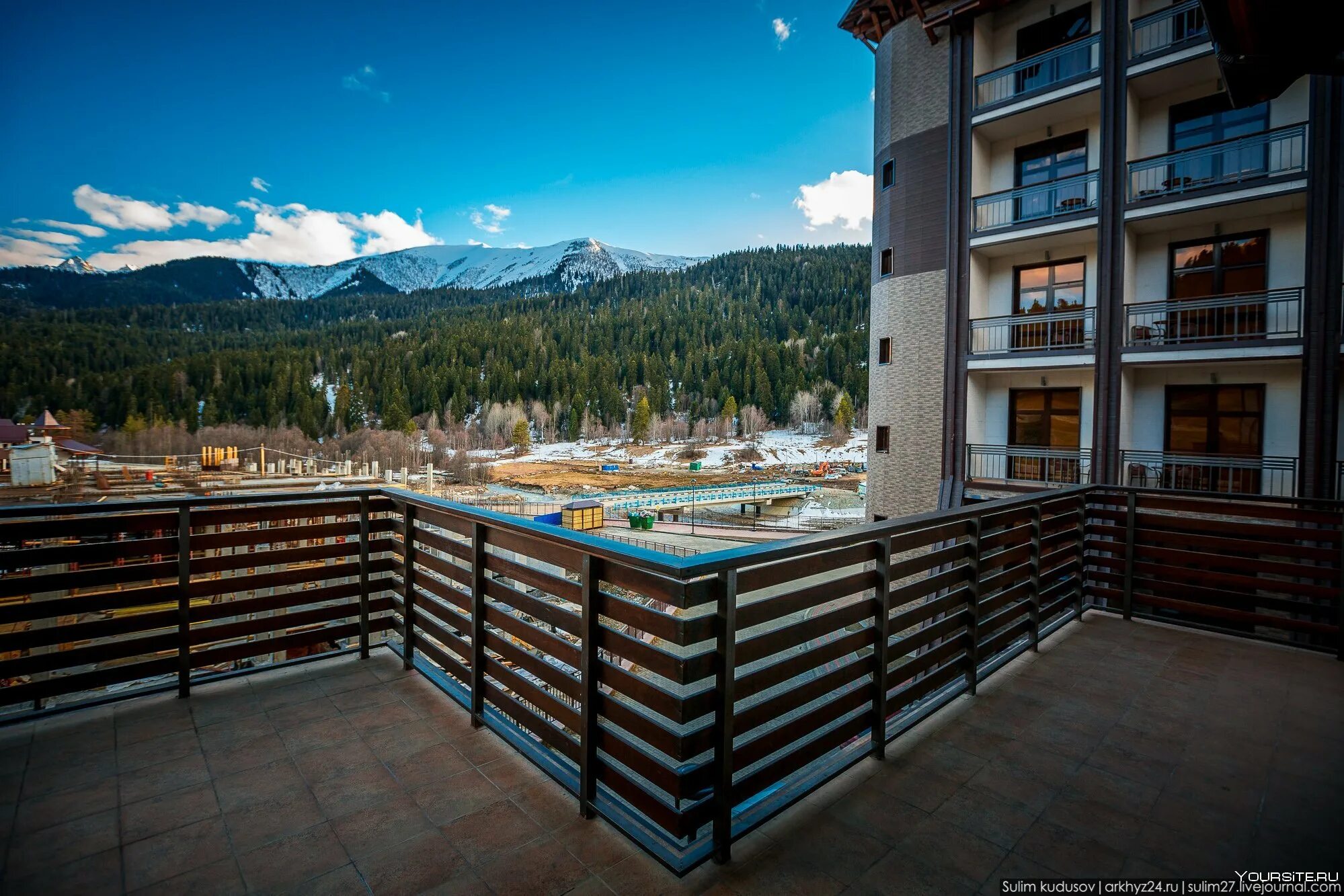 Архыз телефон. Архыз горы. Отель красная скала архыз. Поселок романтик архыз карачаево черкесия. Горный курорт архыз.