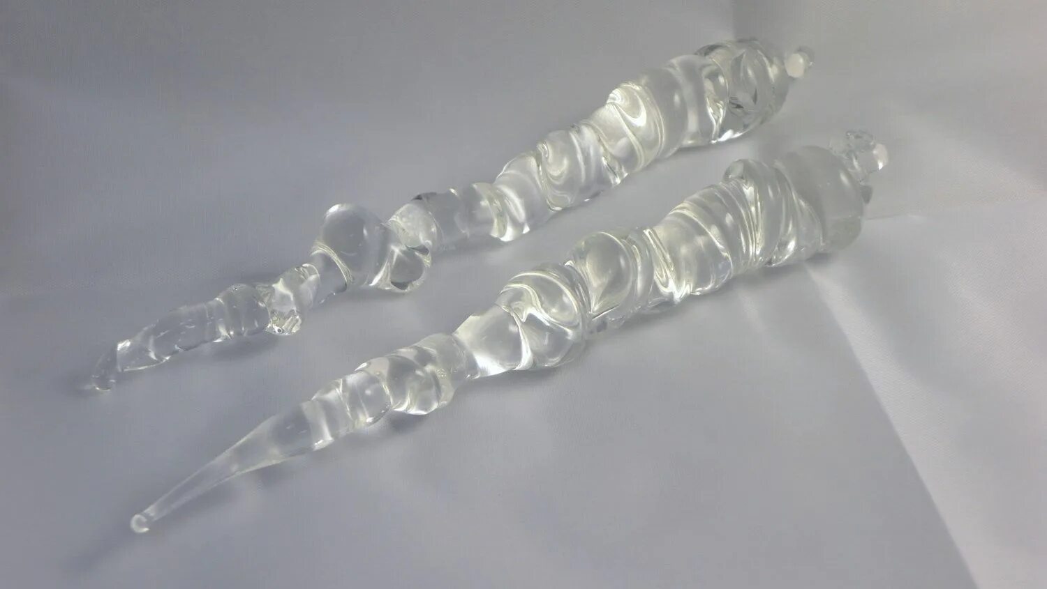 Сосульки из клеевого пистолета. Сосульки из клея. Сосульки из термоклея. Сосульки из горячего клея. Домик с сосульками.