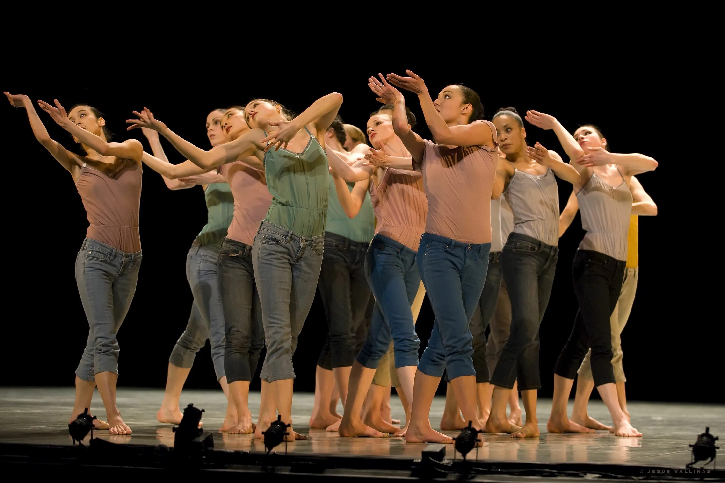 Танцевальные команды. Танцующая группа людей. Групповые занятия танцами. Перфоманс танец. Современные танцы.