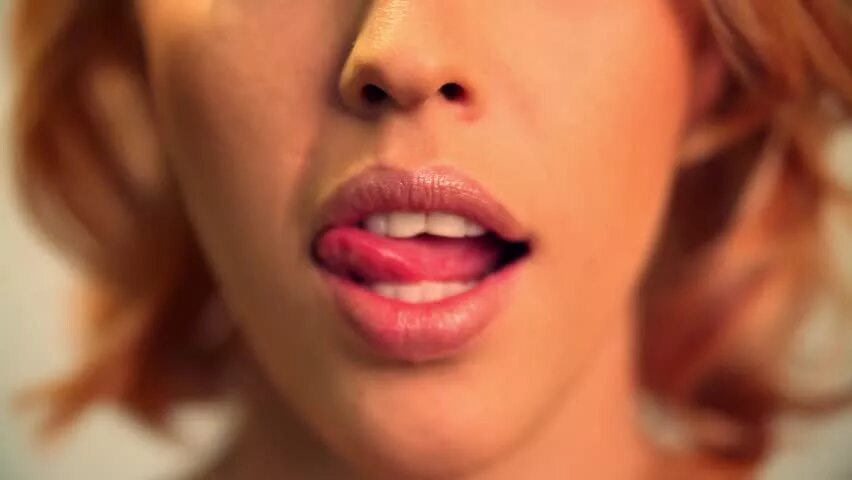 Licking his lips. Человек облизывается. Licking his lips. Чувственные губы. Чувственный рот.