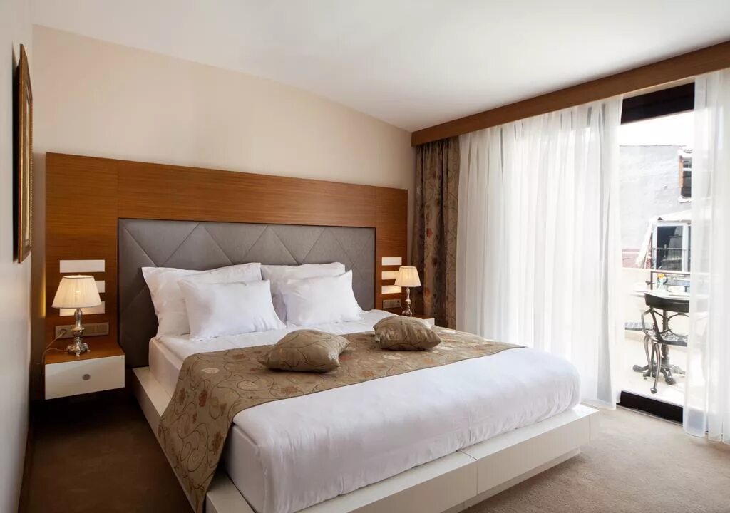 Akka suites taksim. Отель в турции красные стены. Taksim park suites. Dc suite rooms taksim. Suites taksim.