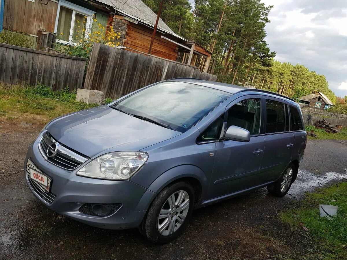 Opel Zafira 2010. Opel Zafira b 2010. Опель Зафира 2010 года. Опель Зафира серебристый.