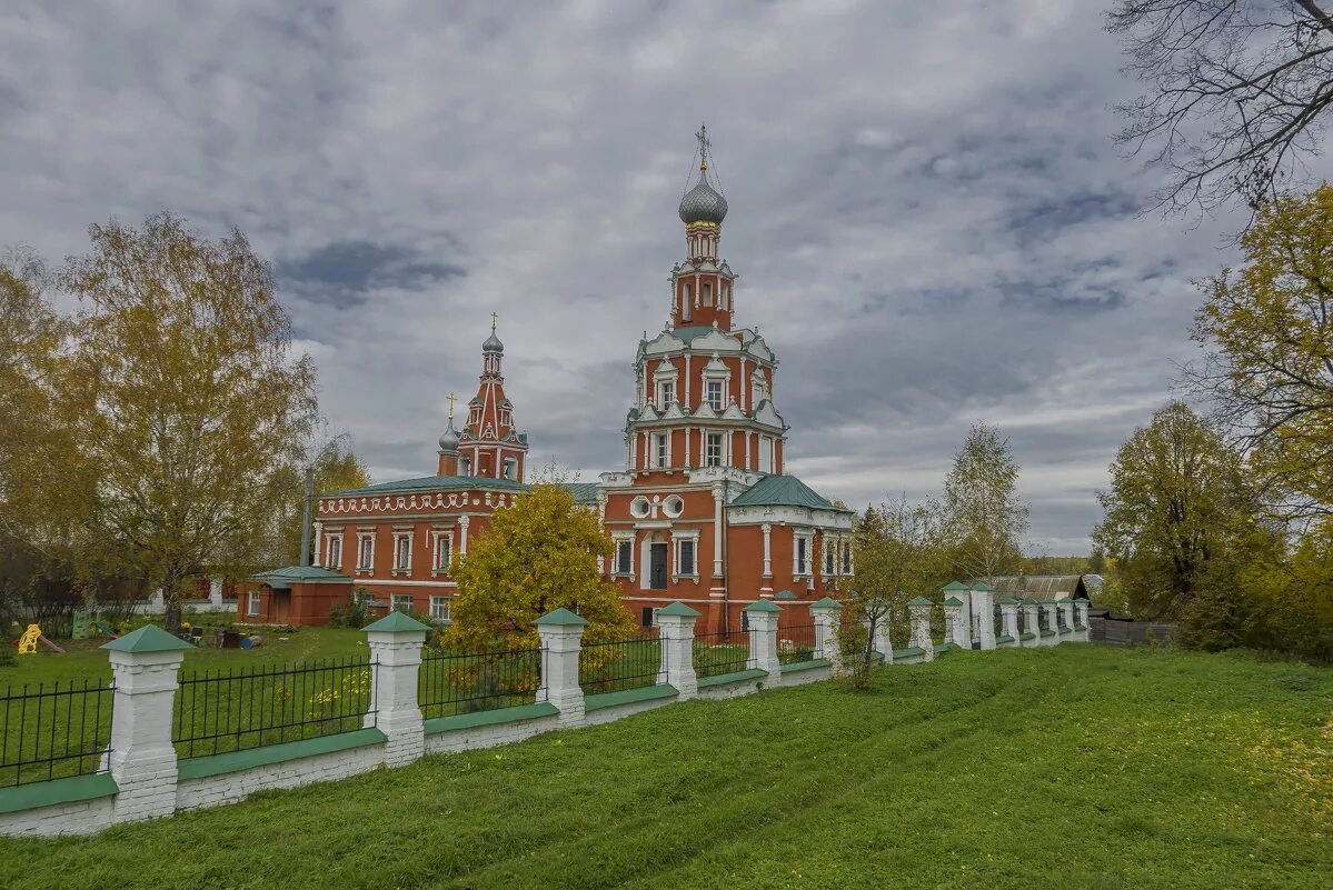 Усадьба софрино. Храм в Софрино Московской области. Смоленский храм Софрино. Церковь Смоленской иконы Божией матери в Софрино. Село Софрино Смоленская Церковь.