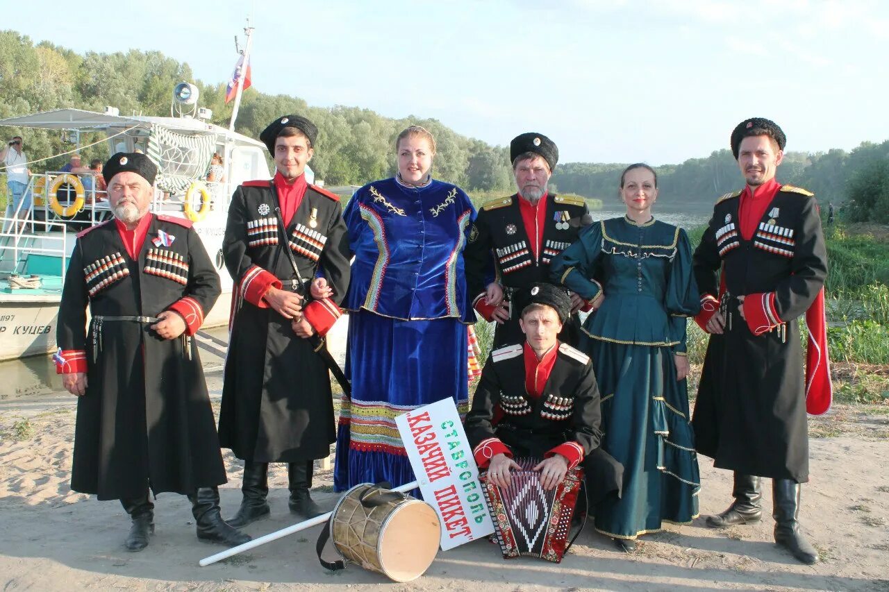 национальные наряды ставропольского края. нац костюм ставропольский край. национальный костюм краснодарского казака кубанского. ставрополь казацкий ансамбль. одежда в ставропольском крае.