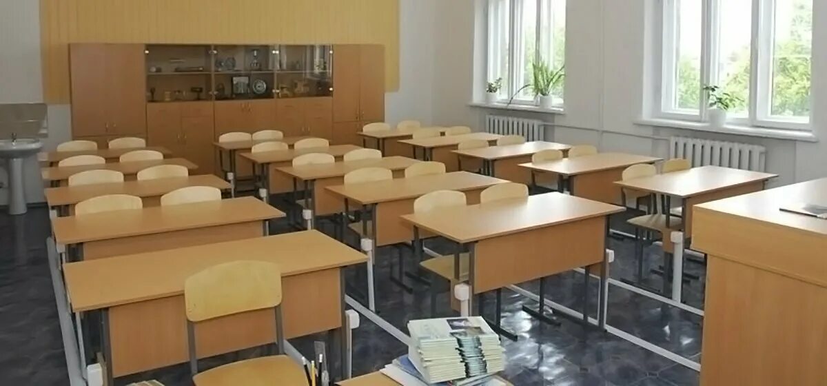 Ряд парт в классе. Три ряда парт. ряды парт в школе. советские парты в классе. школа парты карантин.