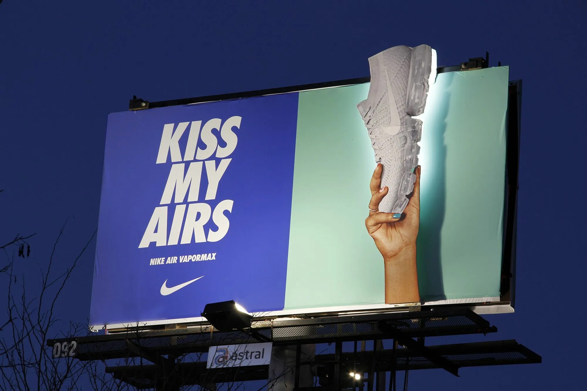 I am in advertising. Билборд Nike 2022. Рекламный баннер. Креативные баннеры. Креативная реклама баннер.