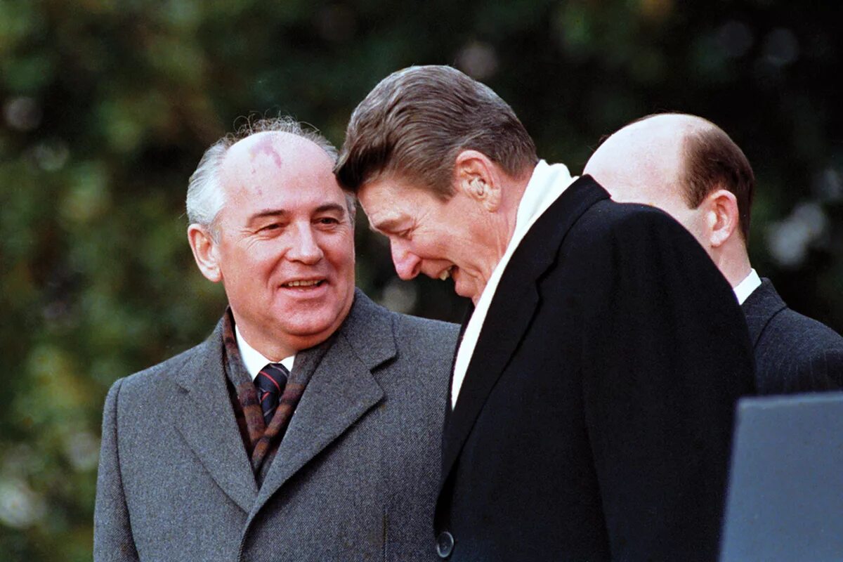 1986 рейган. Горбачев и Рейган. Горбачев Рейган Женева 1985. Рональд Рейган и Горбачев. Рейган и Горбачев 1985.