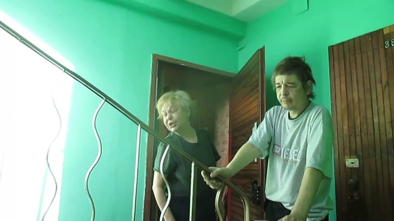 Гопники на детской площадке. Скандальные соседи. Лестница алкашей. Бухают на детской площадке. Лестница алкашей.
