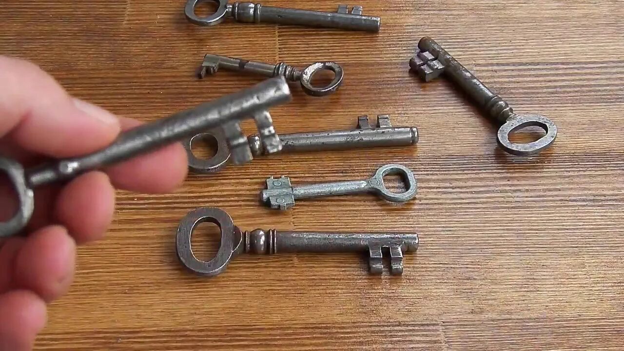 Ключ старого образца. Коллекция старых ключей. Старинные ключи от замков. Старый ключ. Коллекция ключей от замков.