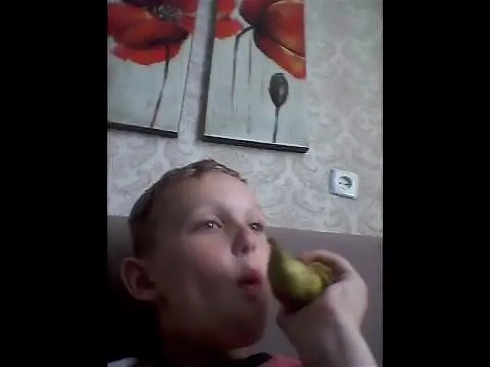 Съела грушу. Грушу будешь? видео. сижу ем грушу. володя ест грушу. егора смачно едят.