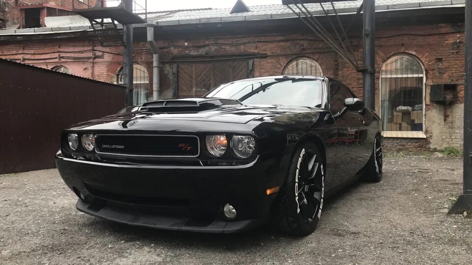 Отзывы челленджер. Додж Челленджер 2021 черный. Dodge Challenger 2021 черный. Додж Челленджер демон 2021 черный с глазами. Dodge Challenger 5.7 черная обвес.