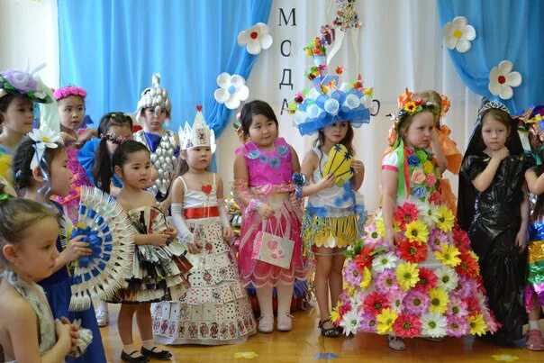 Платье на конкурс осенний бал. Мисс торжок 2022. Мисс торжок 2019 дарья репина. Костюм из вторсырья для мальчика. Мисс красоты дети.