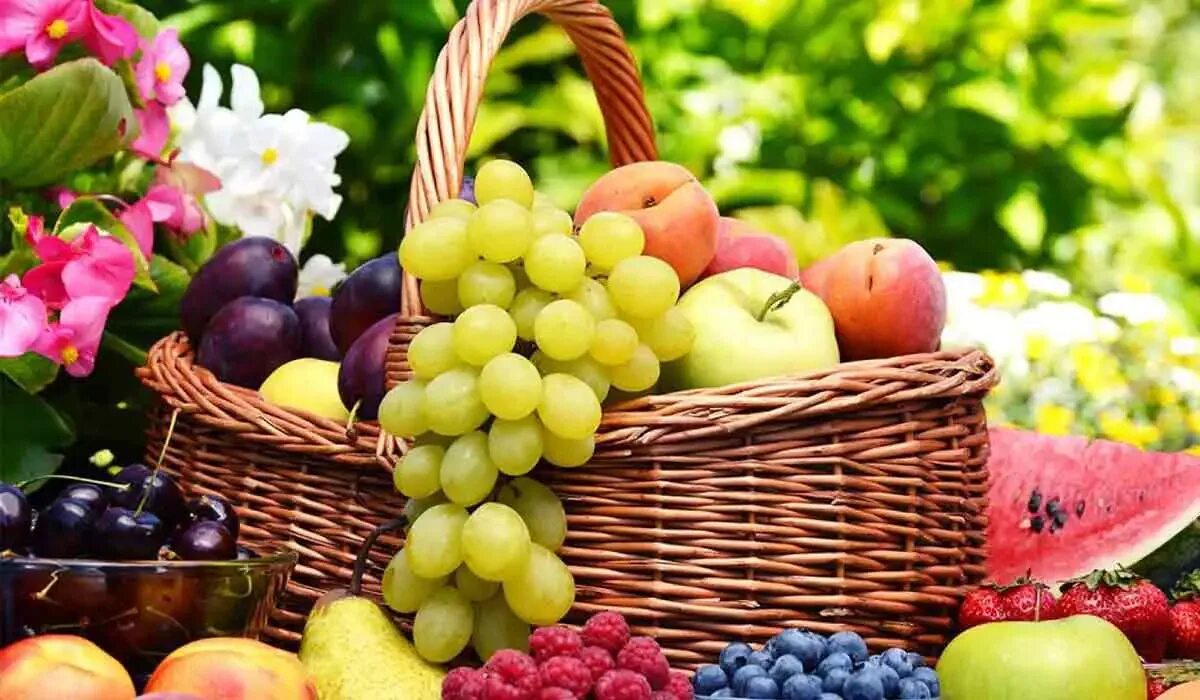 Собирать фрукты во сне. Собирать фрукты во сне. Fresh fruits group mmc. Срывает яблоко. Яблоня медуница.