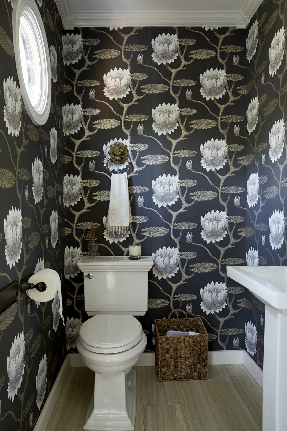 Обои в санузле. Идеи поклейки обоев в туалете. Чем поклеить туалет. Туалетная комната в хрущевке. Оклейка туалета обоями.