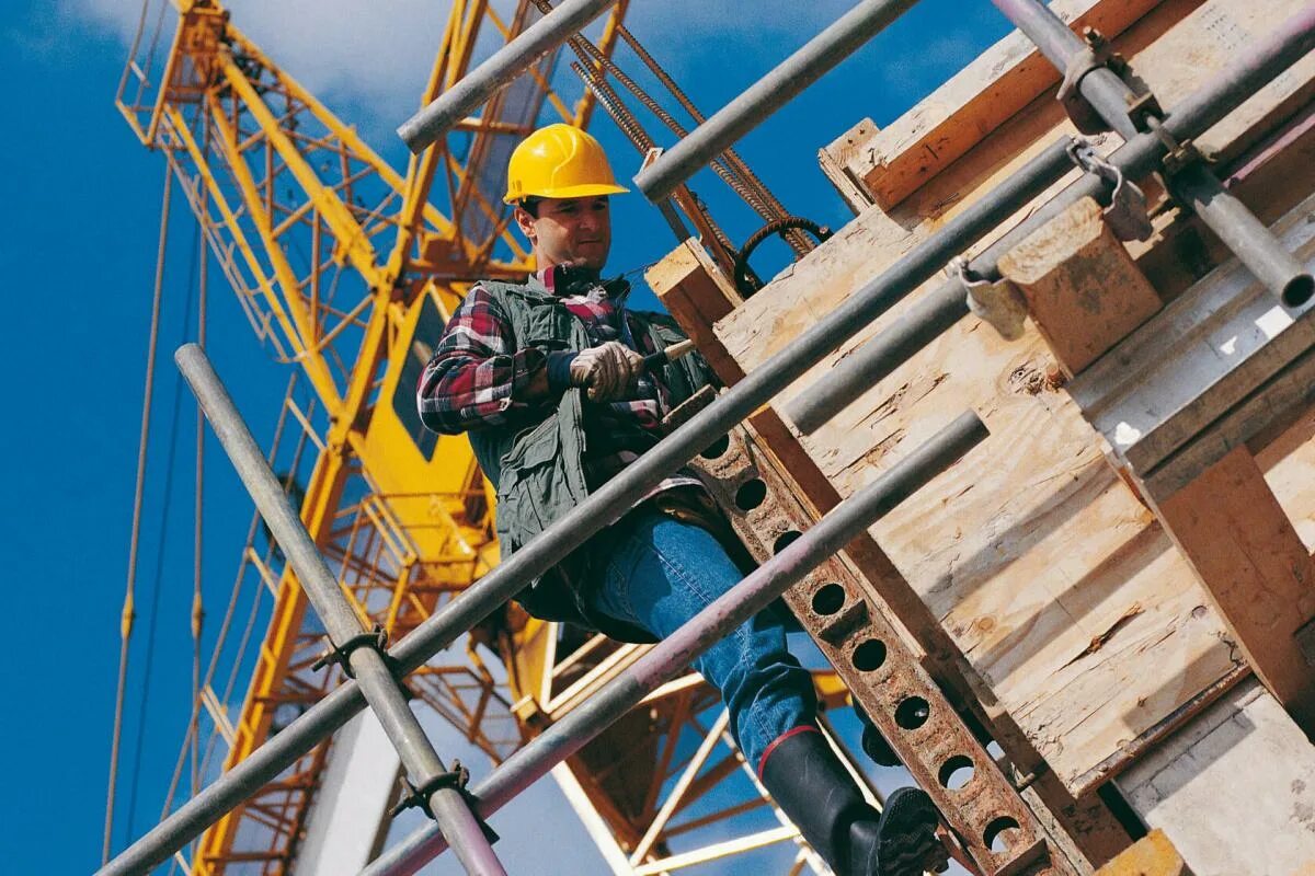 Рабочий строитель. Стройка небоскреба. Рабочий в каске. Монтажники ростова. Альпинист высотник промышленный.