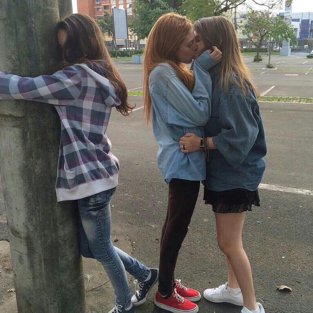 Девочки с другом целуются. Школьные подруги. Девочка 15 лет с друзьями. Две подруги. Лучшие подруги.