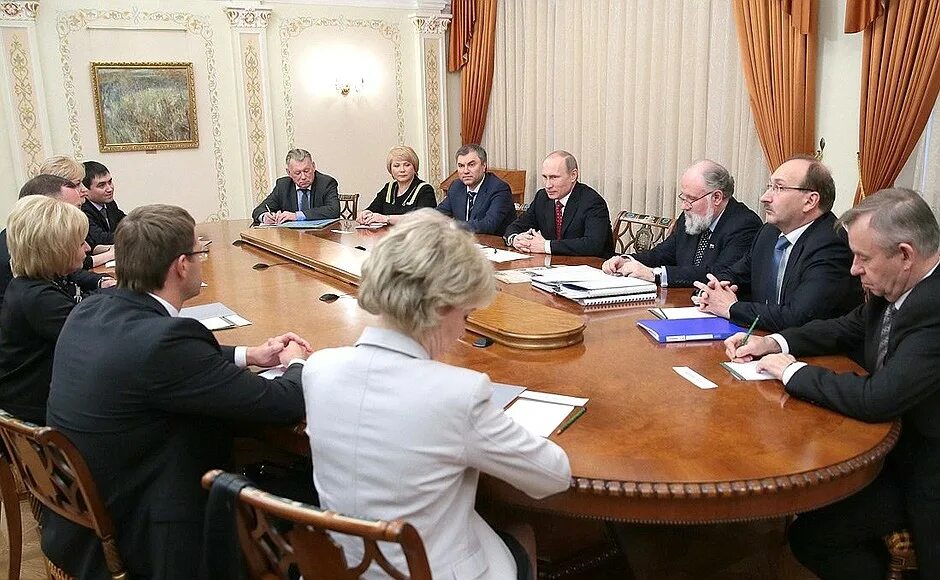 члены правительства в 2015г. встреча путина в кузбассе. 2013 год встреча. путин на селигере с молодежью. всероссийский съезд муниципальных образований.