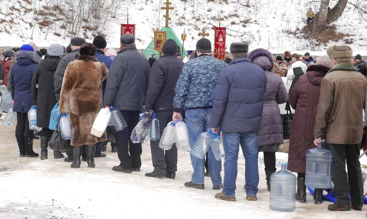 Очередь c. Очередь за водой. очередь за крещенской водой. очередь в храм. очередь в храм на крещение.