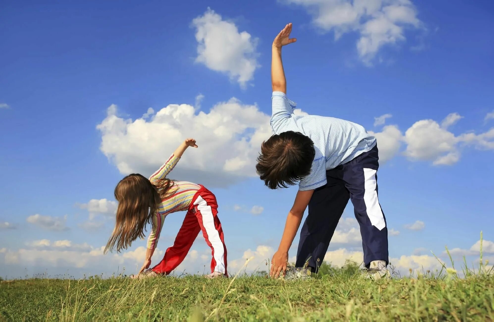 Занятие физкультурой и спортом. Здоровый образ жизни для детей. Утренняя зарядка. Занимайся физкультурой и спортом.