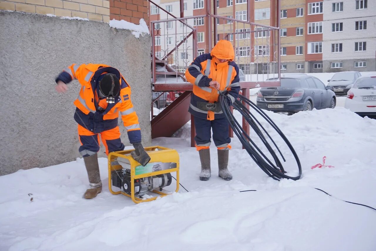 Где живут беженцы. Выселяют из жилья. Пожарный спасает ребенка. Остались без дома. Остались без дома.