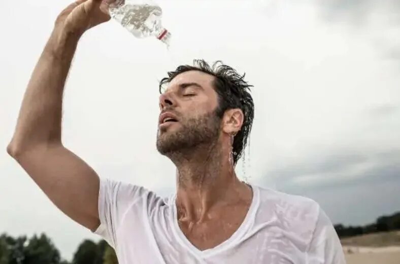 Душный парень. Человеку душно в офисе. Feel hot. Душный парень. Жара в офисе.