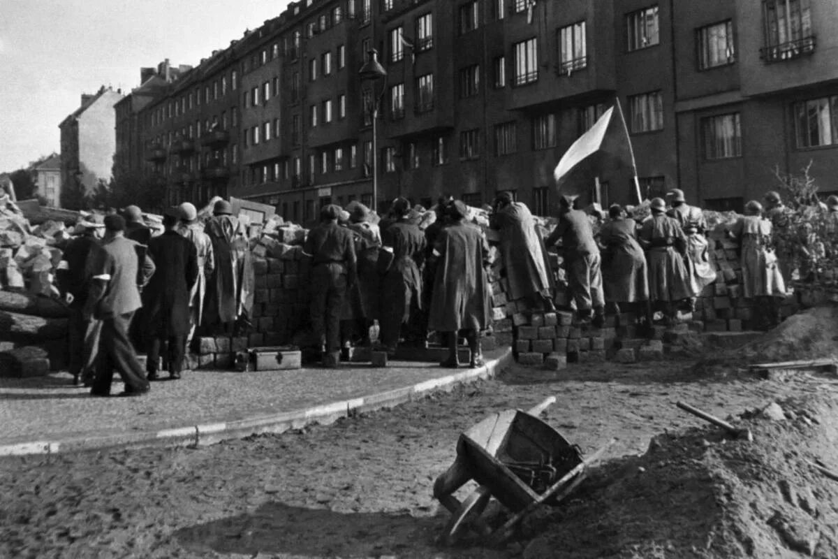 Маршал Конев в Праге 1945. Восстание в Праге 1945. Прага восстание 5 мая 1945. Пражское восстание 1945 РОА. Антифашистские восстания