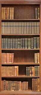 В шкафу стоят книги на полках
