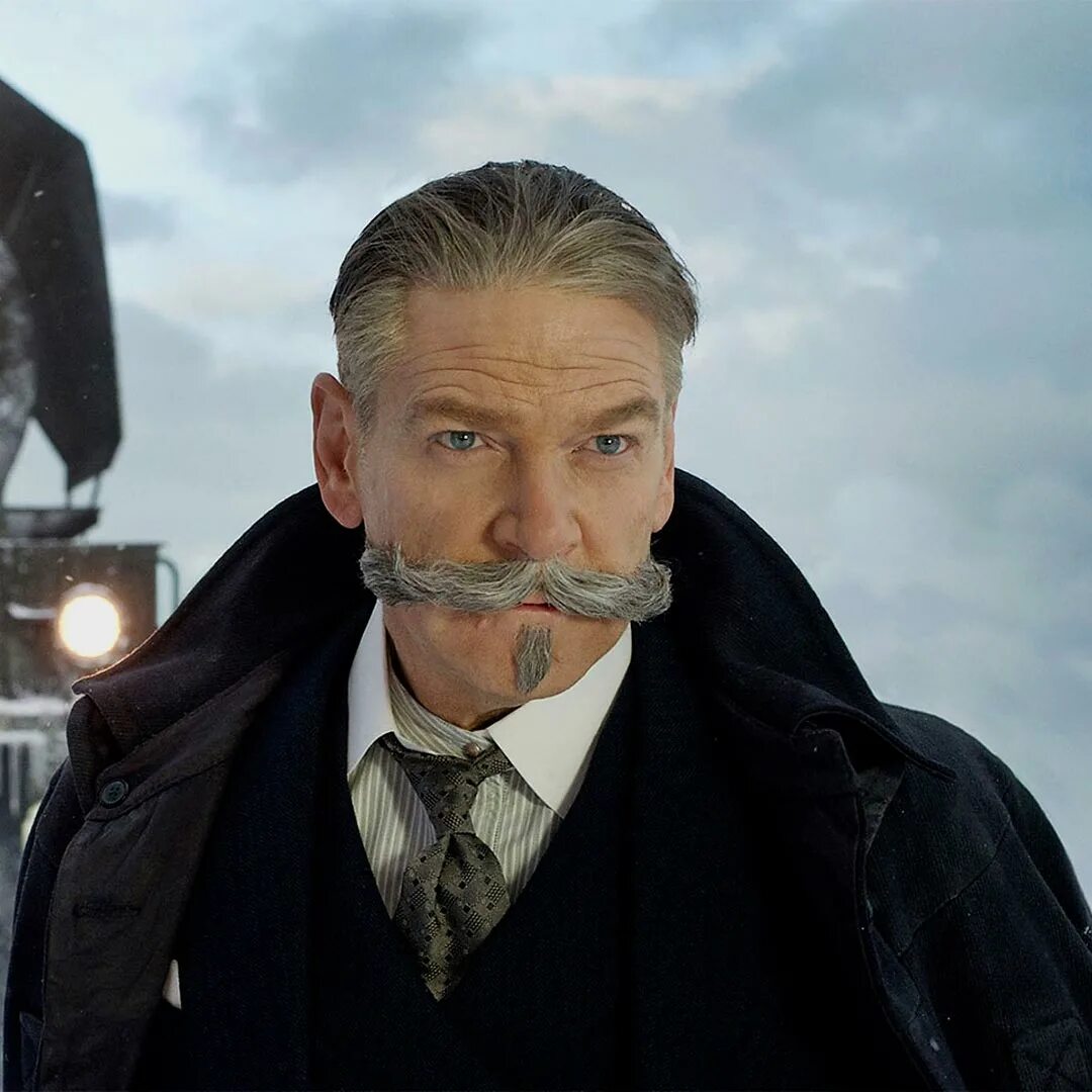 Кеннет брана локонс. Кеннет брана эркюль. Пуаро восточный экспресс беннет брана. Кеннет брана пуаро 2022. Эркюль пуаро кеннет брана арт.