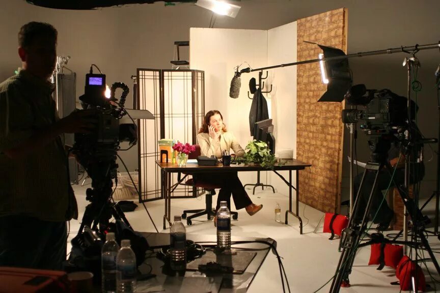 оператор с камерой. видеосъемка в студии камера. реальные съемки домашнего видео. съемка рекламы. комедия домашнее кино.