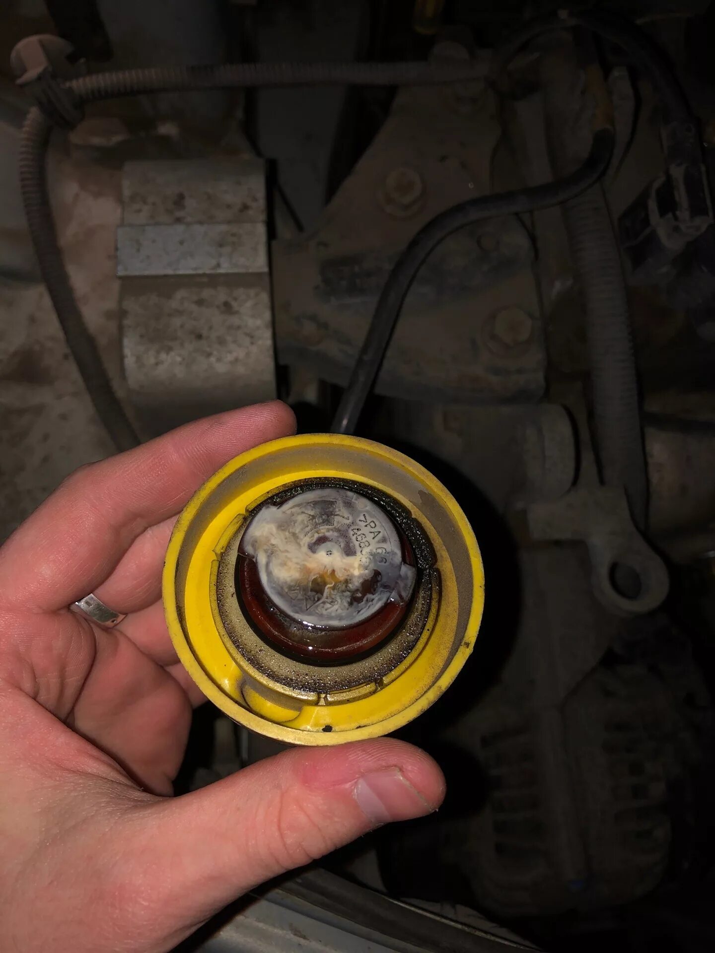 Крышка с эмульсией ваз 2110. Белая эмульсия на крышке маслозаливной горловины рено логан 1. 4. Эмульсия на крышке маслозаливной горловины шкода октавия 1. Эмульсия на крышке заливной горловины.