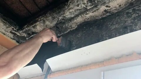 Протекает сверху