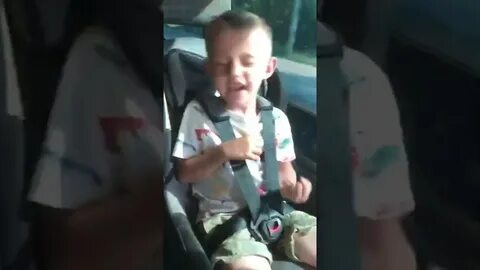 Мальчик поет песню шамана